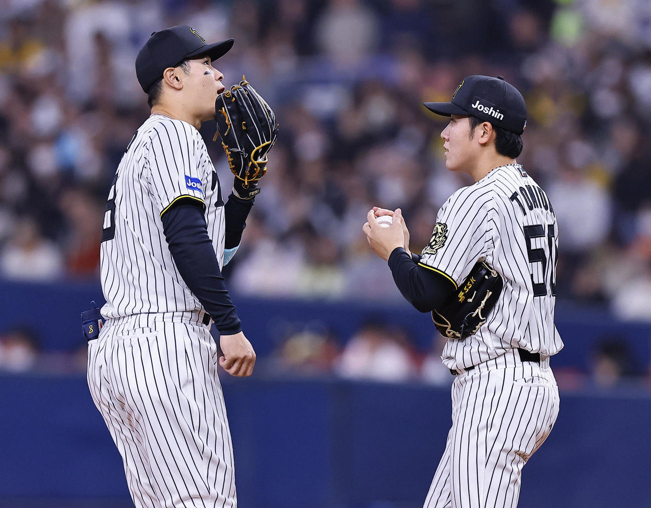 オリックス対阪神　3回表オリックス1死一、三塁、マウンドで佐藤輝（左）に声をかけられる富田（撮影・藤尾明華）