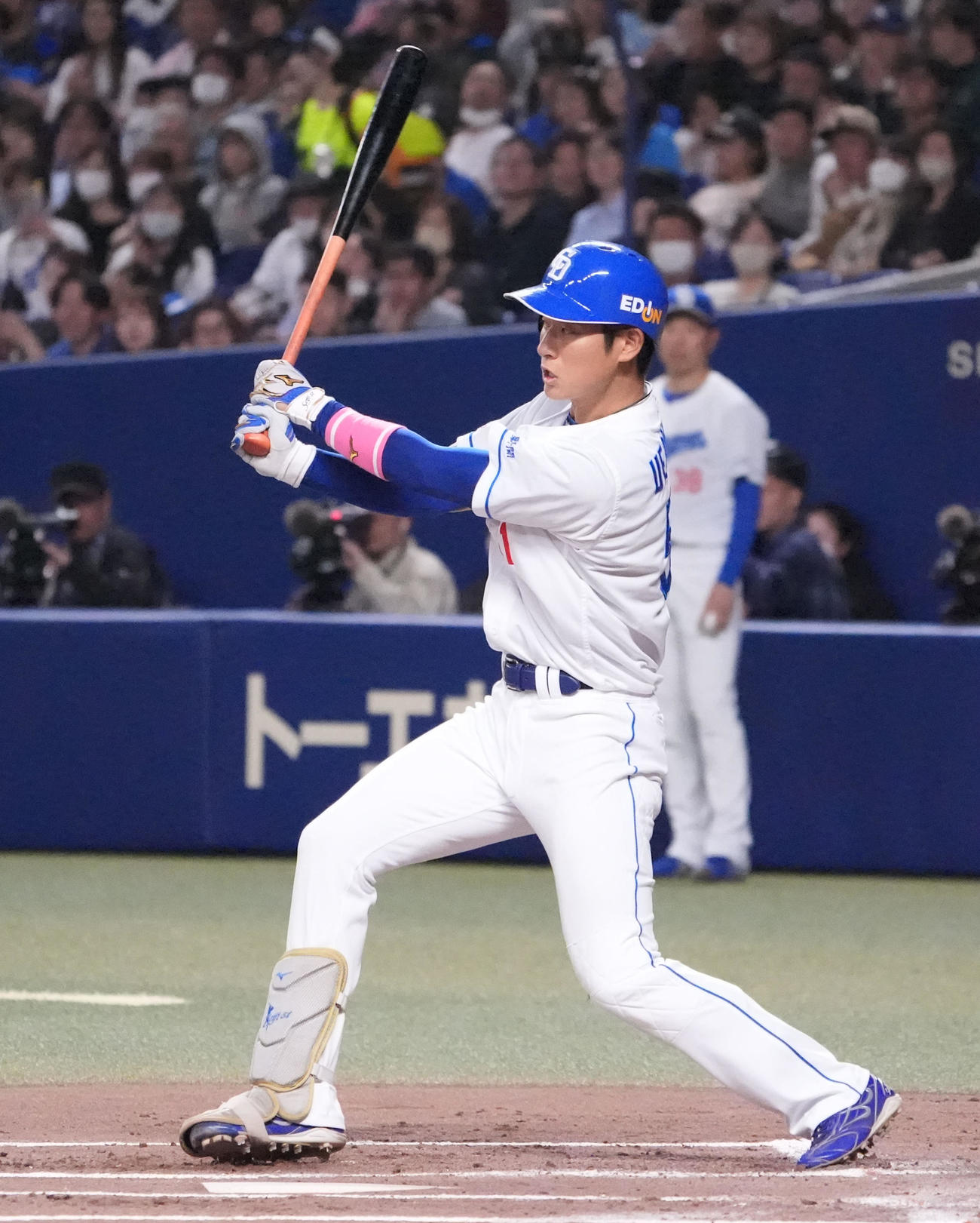 中日対楽天　1回裏中日1死二塁、右前適時打を放つ上林（撮影・森本幸一）