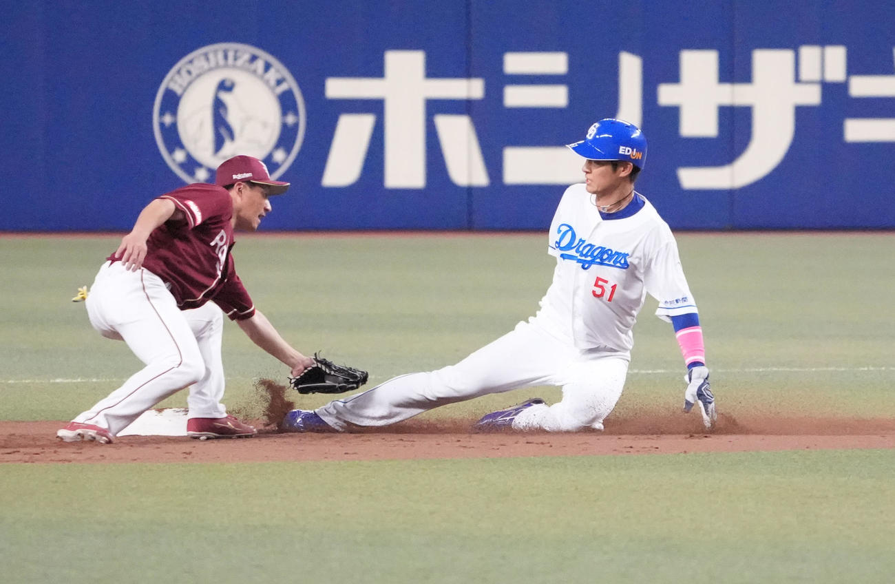 中日対楽天　1回裏中日1死一塁、盗塁に成功する上林（右）（撮影・森本幸一）