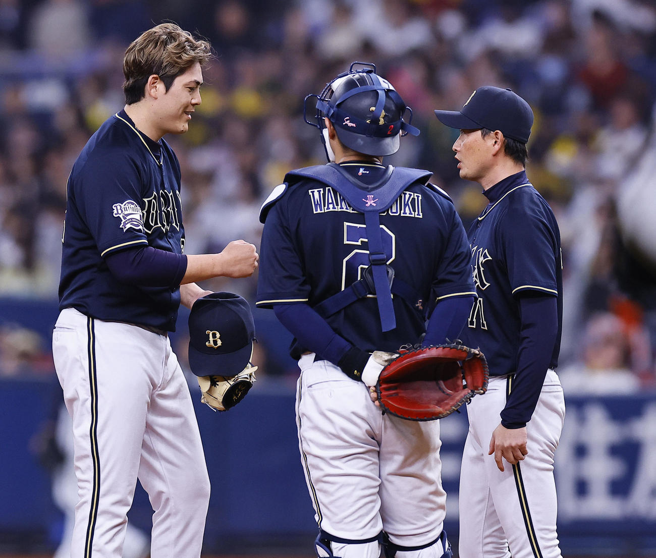 オリックス対阪神　4回途中、交代を告げられ岸田監督（右）とグータッチを交わすオリックス九里（撮影・藤尾明華）