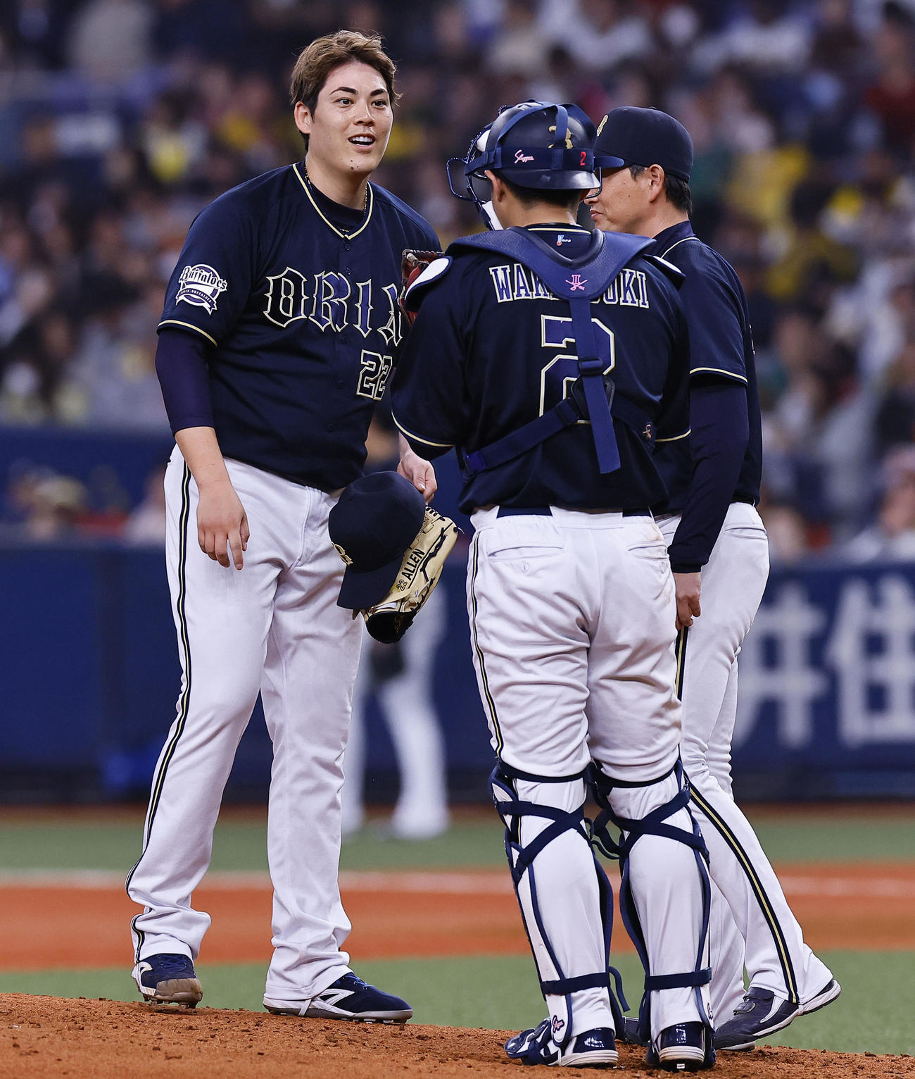 オリックス対阪神　4回途中、交代を告げられ笑顔を見せるオリックス九里（左）（撮影・藤尾明華）