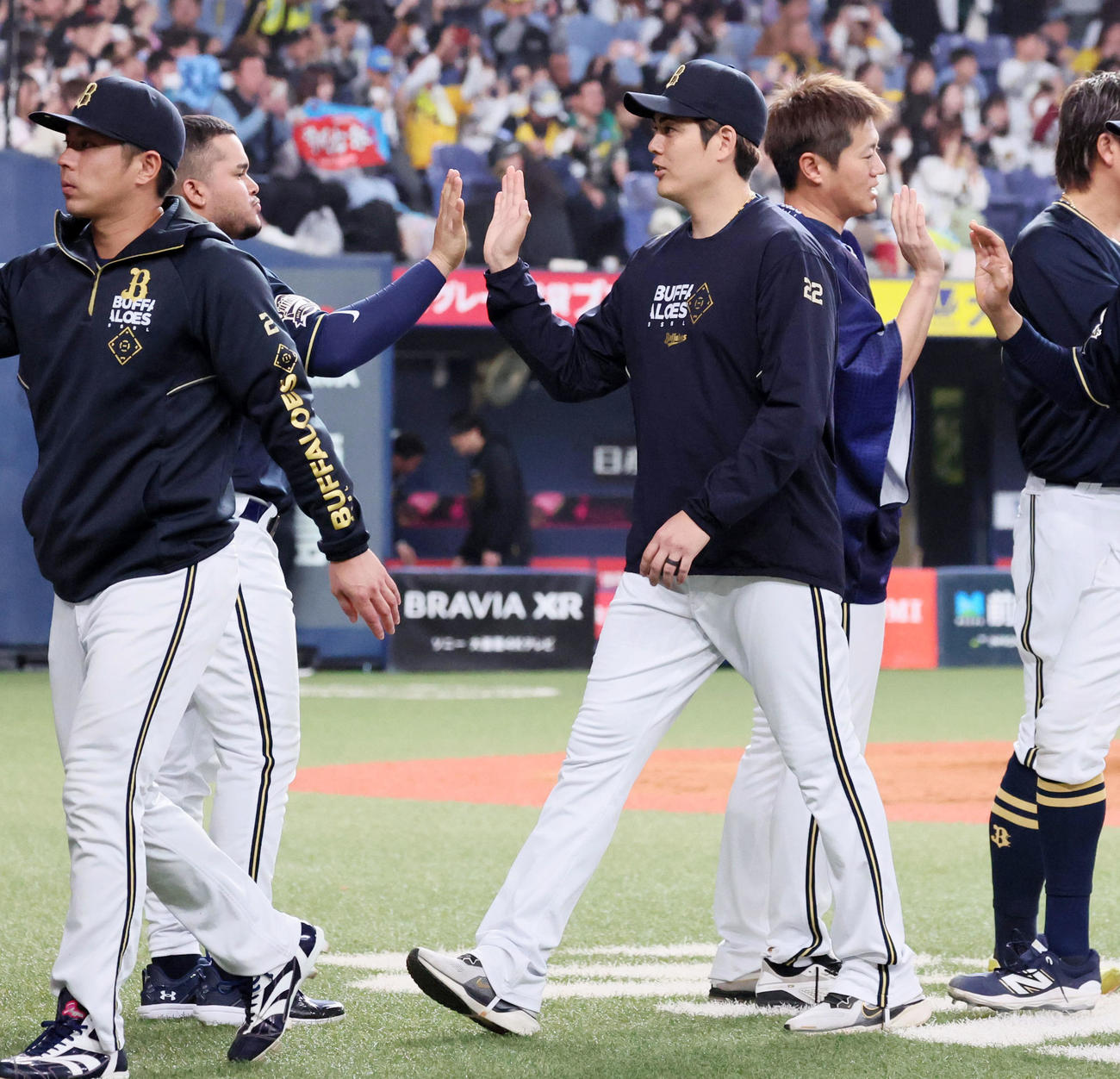 阪神対オリックス　阪神と引き分けナインとタッチする九里（撮影・加藤哉）