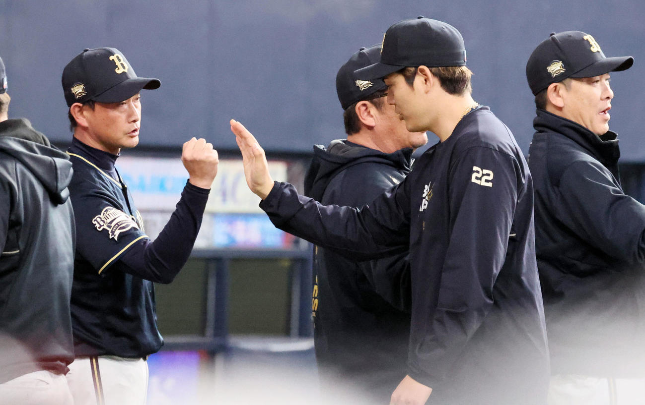阪神対オリックス　阪神と引き分けベンチ前で九里（右）を迎える岸田監督（撮影・加藤哉）