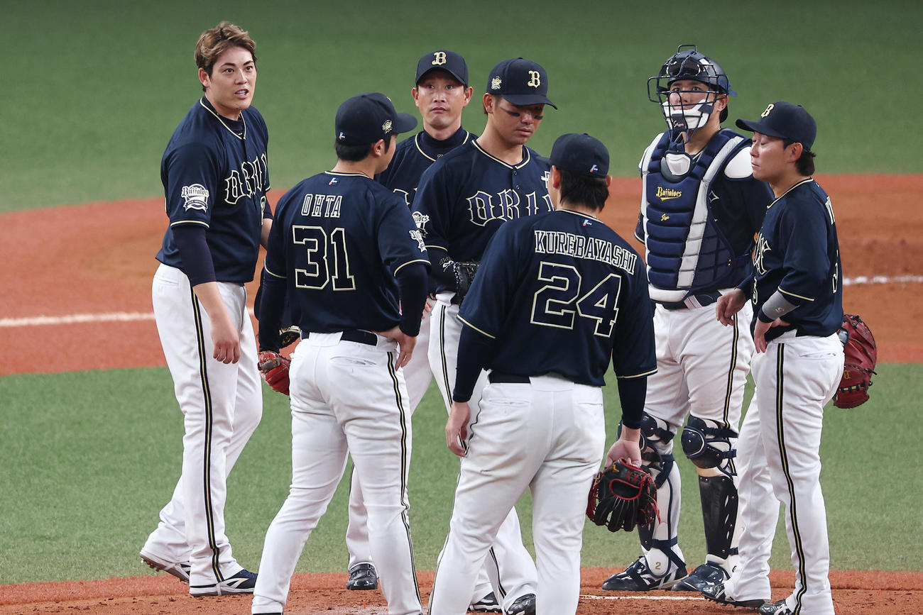 阪神対オリックス　4回裏阪神2死一塁、降板となり、ナインに声を掛けてベンチへ下がる九里（左端）（撮影・前田充）