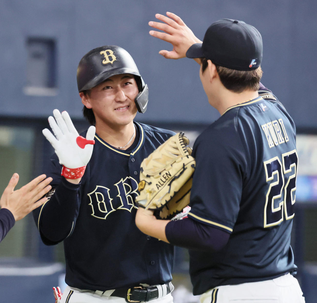 阪神対オリックス　1回表オリックス2死、紅林は右越えソロ本塁打を放ちベンチ前で先発九里（右）とタッチする（撮影・加藤哉）