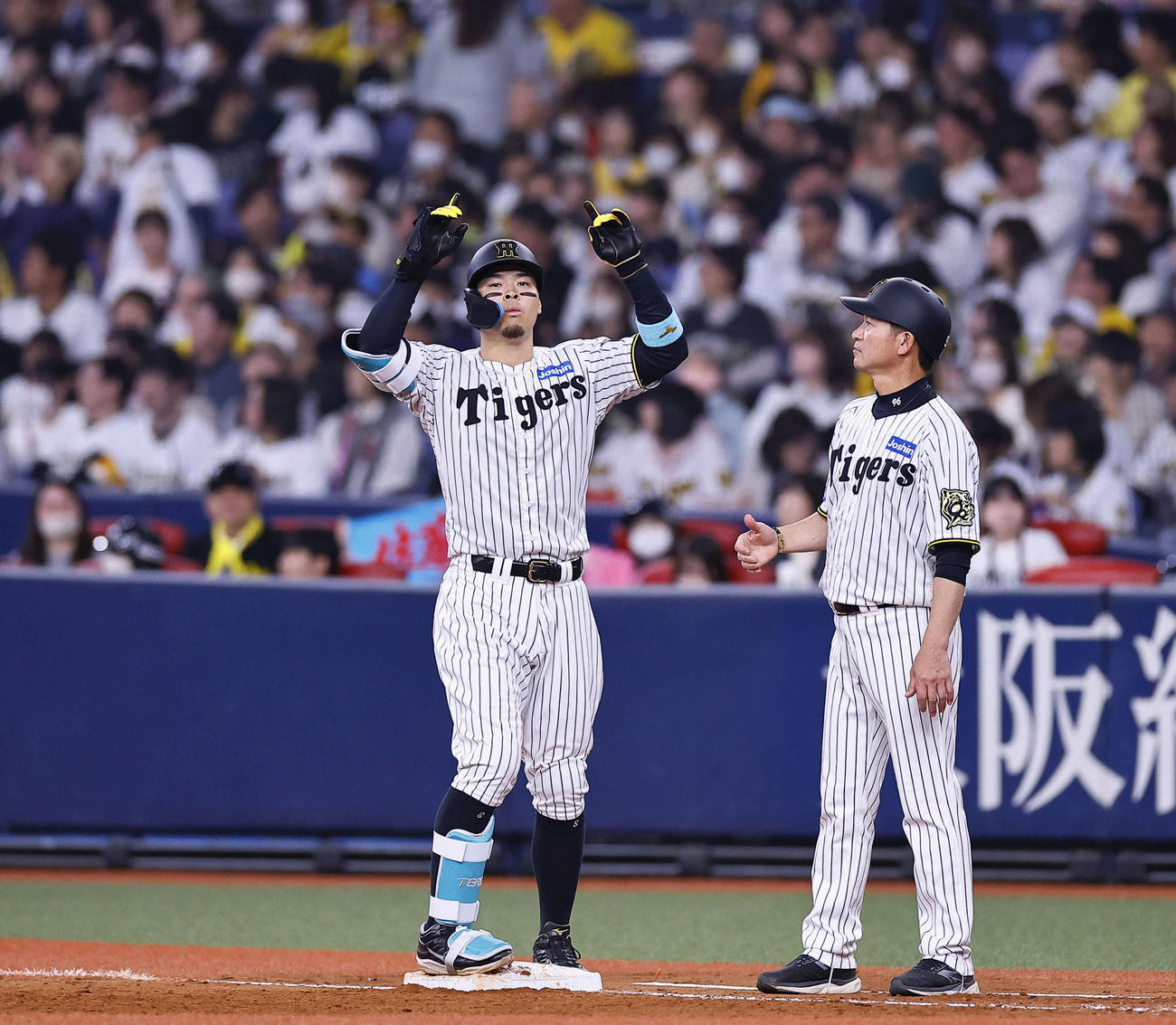 阪神対オリックス　3回裏阪神2死、佐藤輝は右前打を放ちポーズをとる（撮影・藤尾明華）