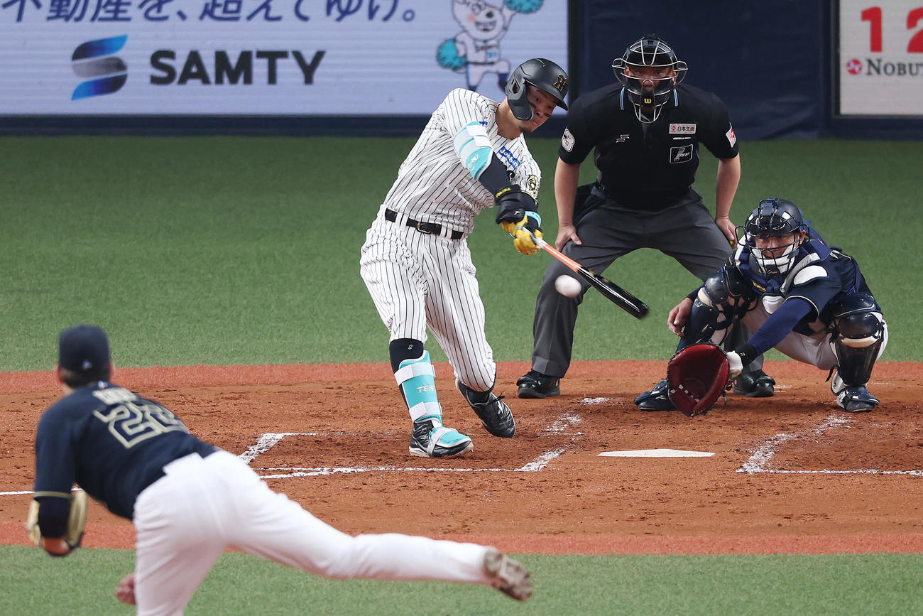 阪神対オリックス　3回裏阪神2死、右前打を放つ佐藤輝。投手九里（撮影・前田充）