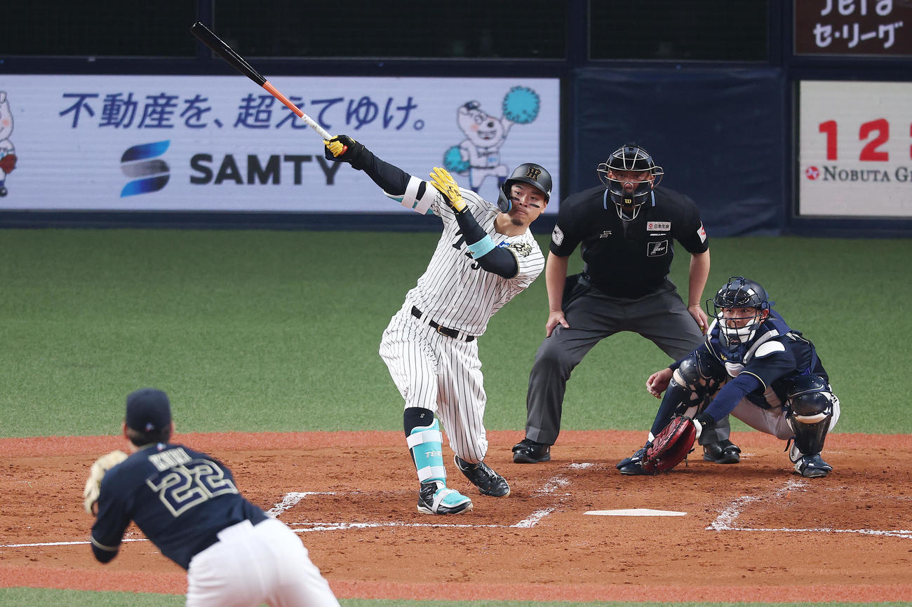 阪神対オリックス　3回裏阪神2死、右前打を放つ佐藤輝。投手九里（撮影・前田充）