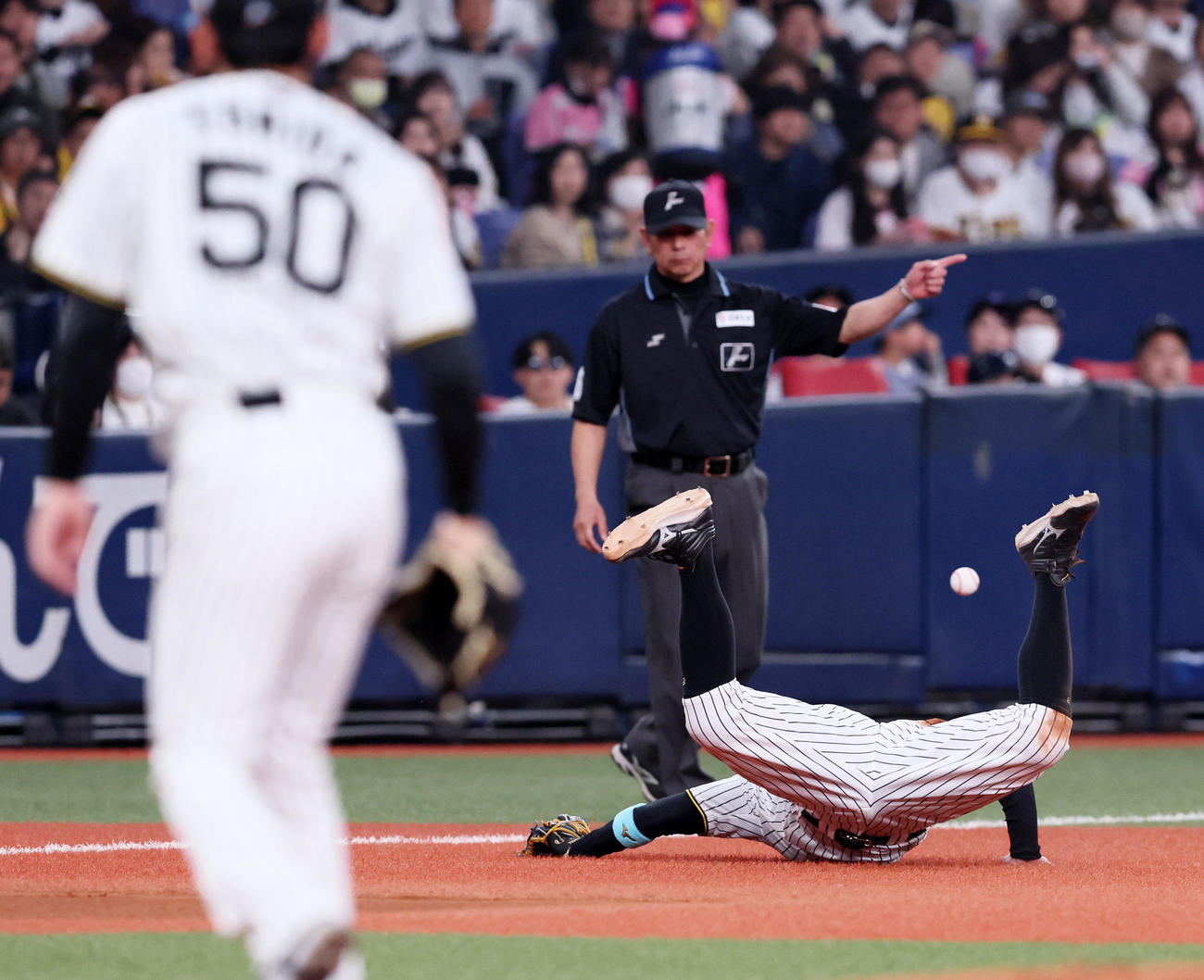 阪神対オリックス　5回表阪神1死、佐藤輝は中川の打球に飛びつくも捕球出来ず（撮影・加藤哉）