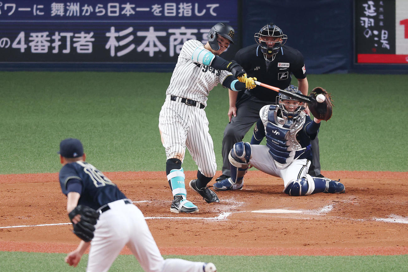阪神対オリックス　6回裏阪神無死、空振り三振に倒れる佐藤輝。投手平野（撮影・前田充）