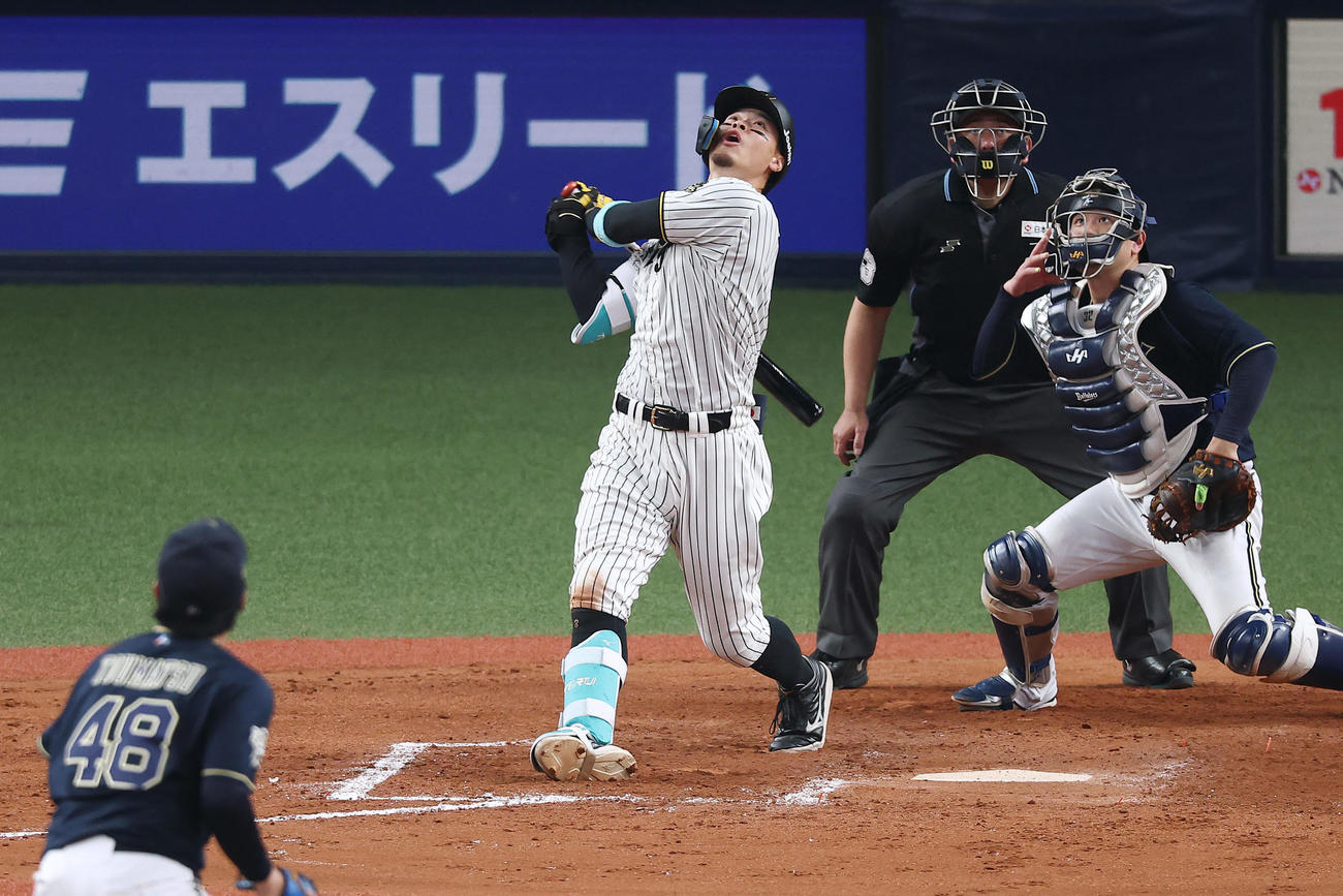 阪神対オリックス　8回裏阪神無死一、二塁、三飛に倒れる佐藤輝。投手東松（撮影・前田充）