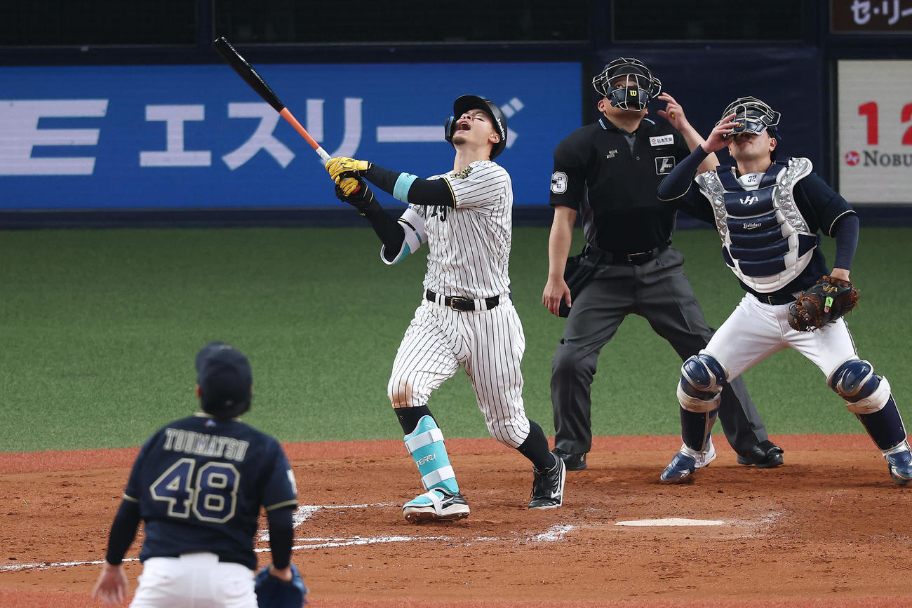 阪神対オリックス　8回裏阪神無死一、二塁、三飛に倒れる佐藤輝。投手東松（撮影・前田充）