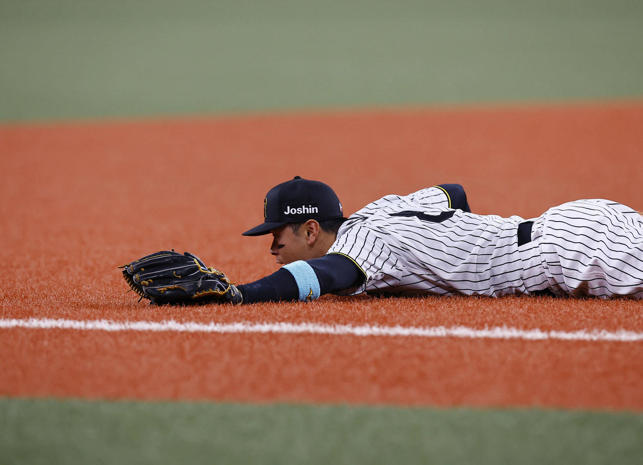 阪神対オリックス　5回表オリックス1死、中川の左翼線二塁打の打球に佐藤輝が飛びつくも捕球できず（撮影・藤尾明華）