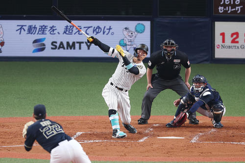 阪神】佐藤輝明が巧打見せた、九里亜蓮の47キロ差スローカーブとらえる