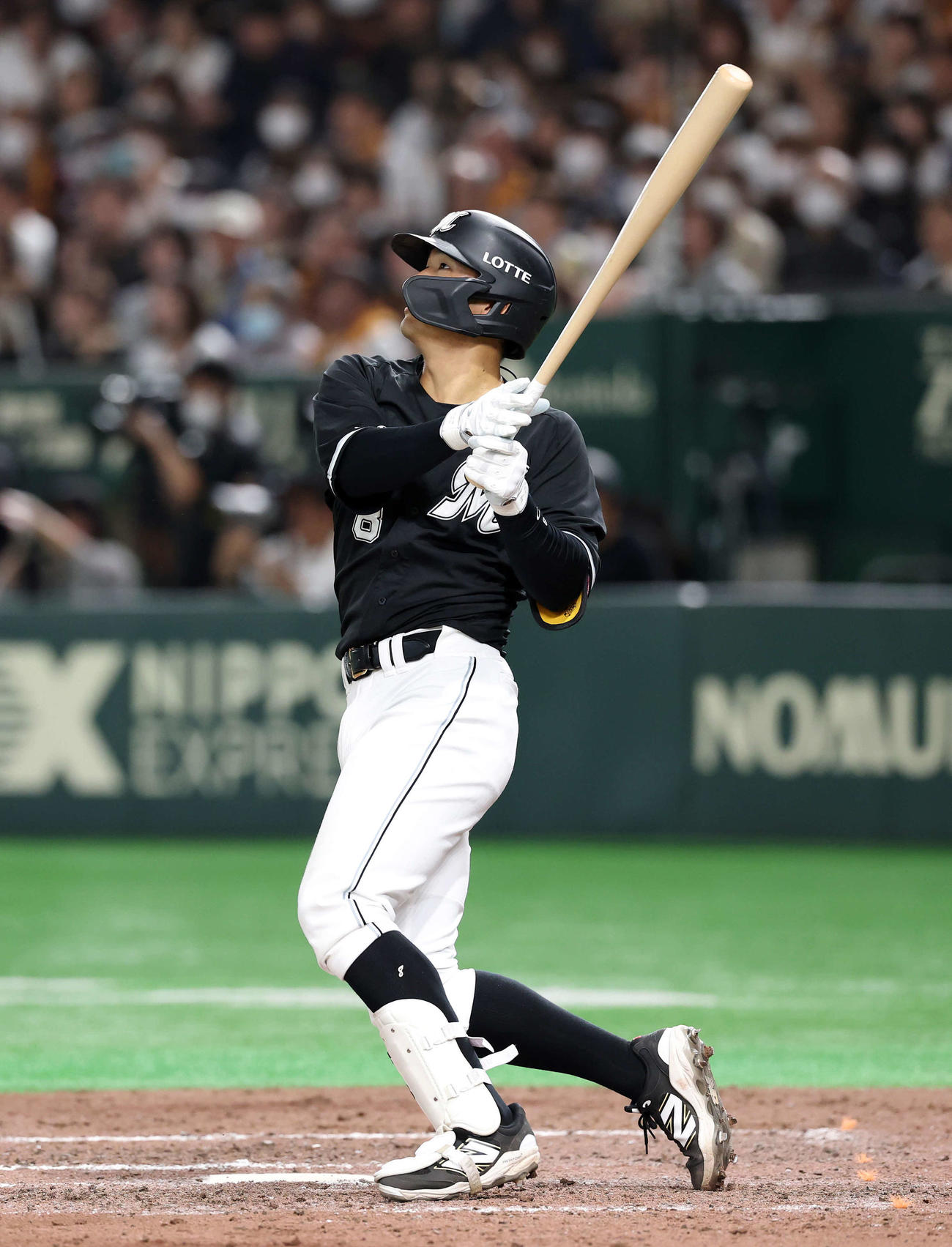 巨人対ロッテ　9回表ロッテ無死、中村奨は左越えソロ本塁打を放つ（撮影・鈴木正人）　