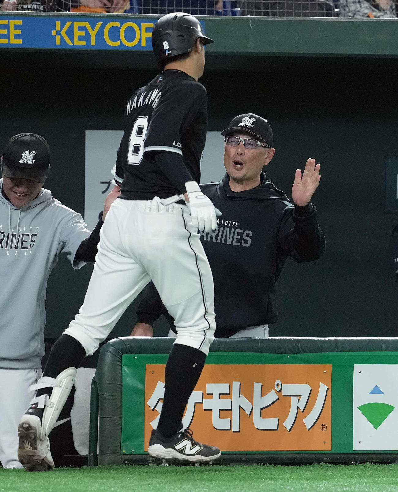巨人対ロッテ　9回表ロッテ無死、同点ソロ本塁打を放った中村奨を迎える吉井監督（撮影・たえ見朱実）