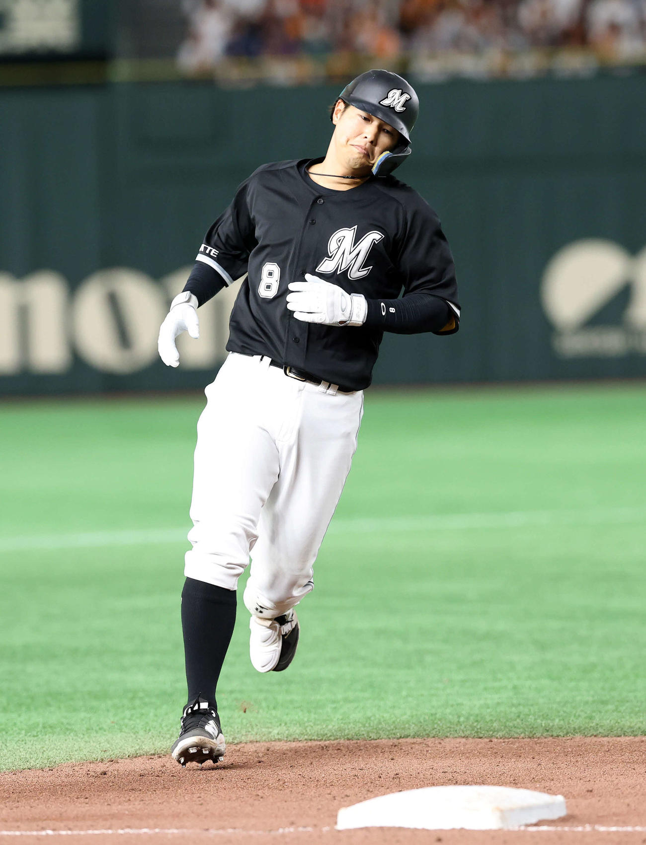 巨人対ロッテ　9回表ロッテ無死、中村奨は左越えソロ本塁打を放つ（撮影・鈴木正人）　