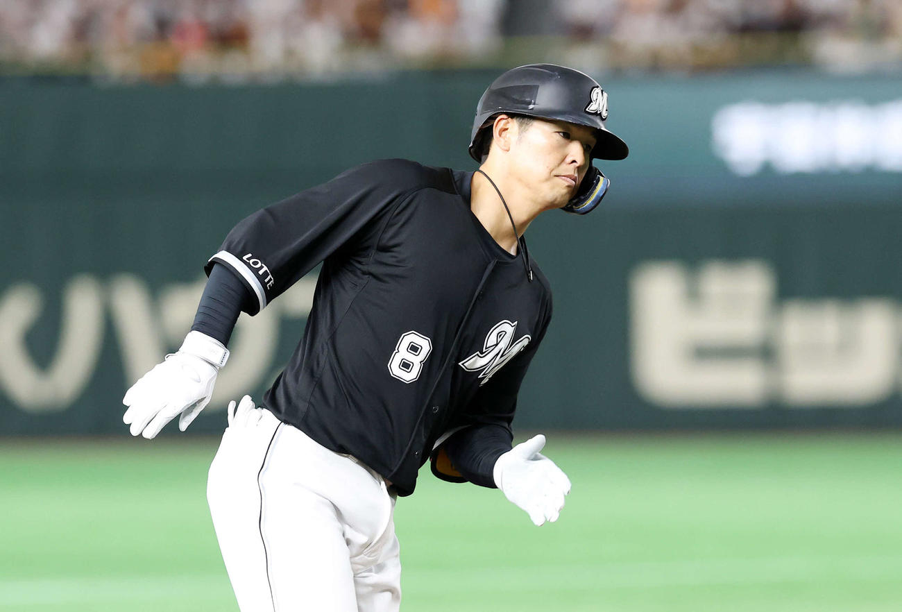 巨人対ロッテ　9回表ロッテ無死、中村奨は左越えソロ本塁打を放つ（撮影・鈴木正人）　