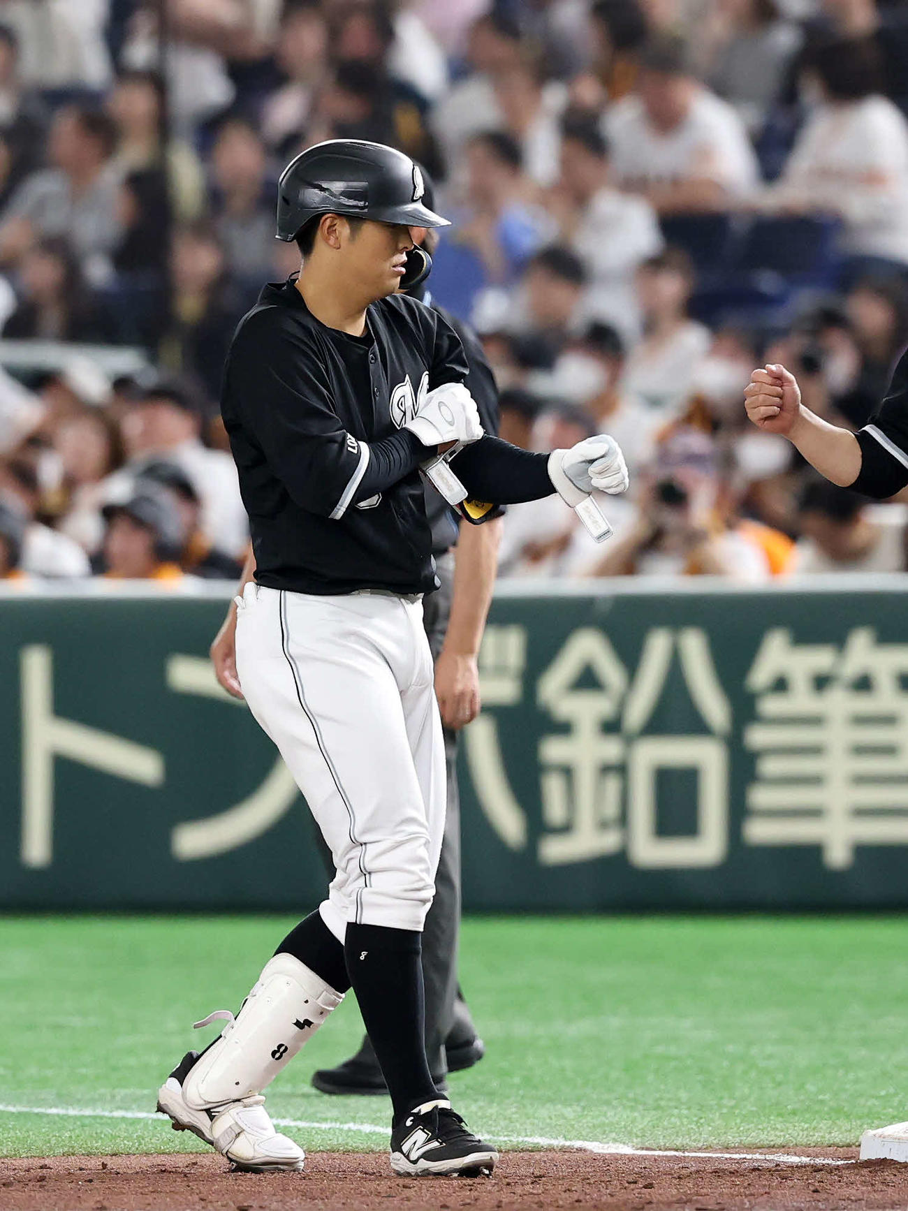 巨人対ロッテ　2回表ロッテ1死、中村奨は中前打を放つ（撮影・鈴木正人）　