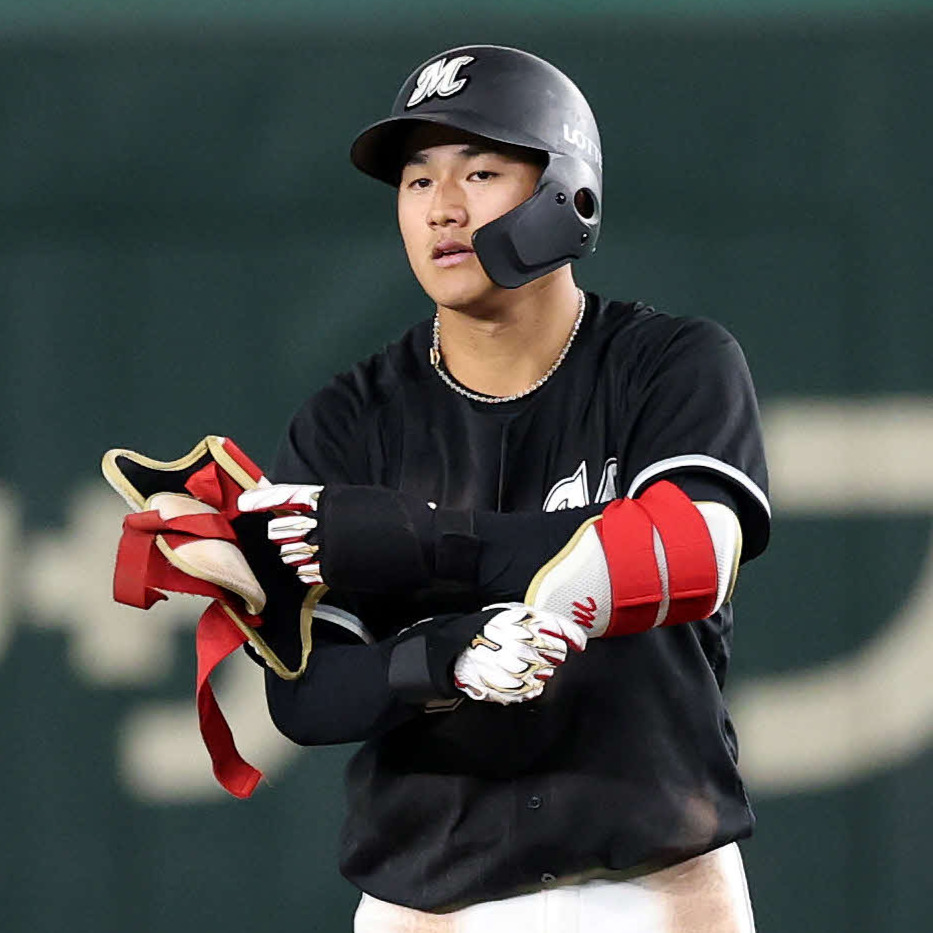 巨人対ロッテ　5回表ロッテ2死一、三塁、西川は中越え適時二塁打を放つ（撮影・鈴木正人）　