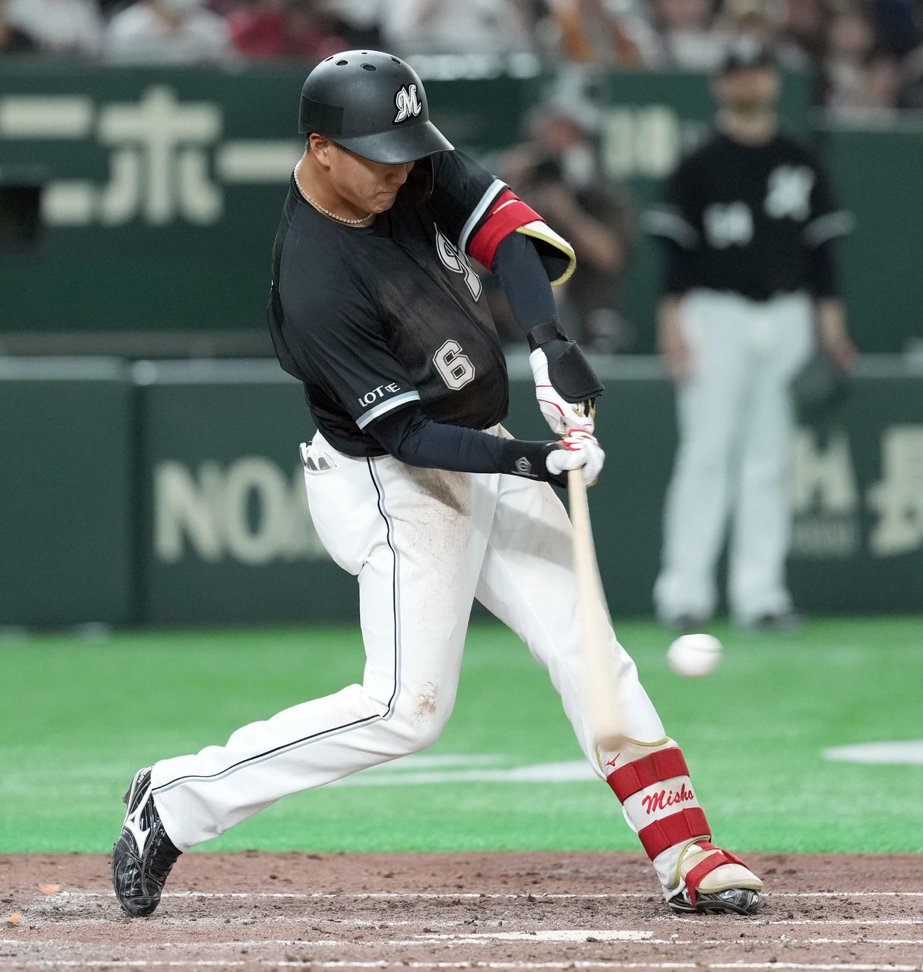 巨人対ロッテ　5回表ロッテ2死一、三塁、中越えに2点適時二塁打を放つ西川（撮影・たえ見朱実）