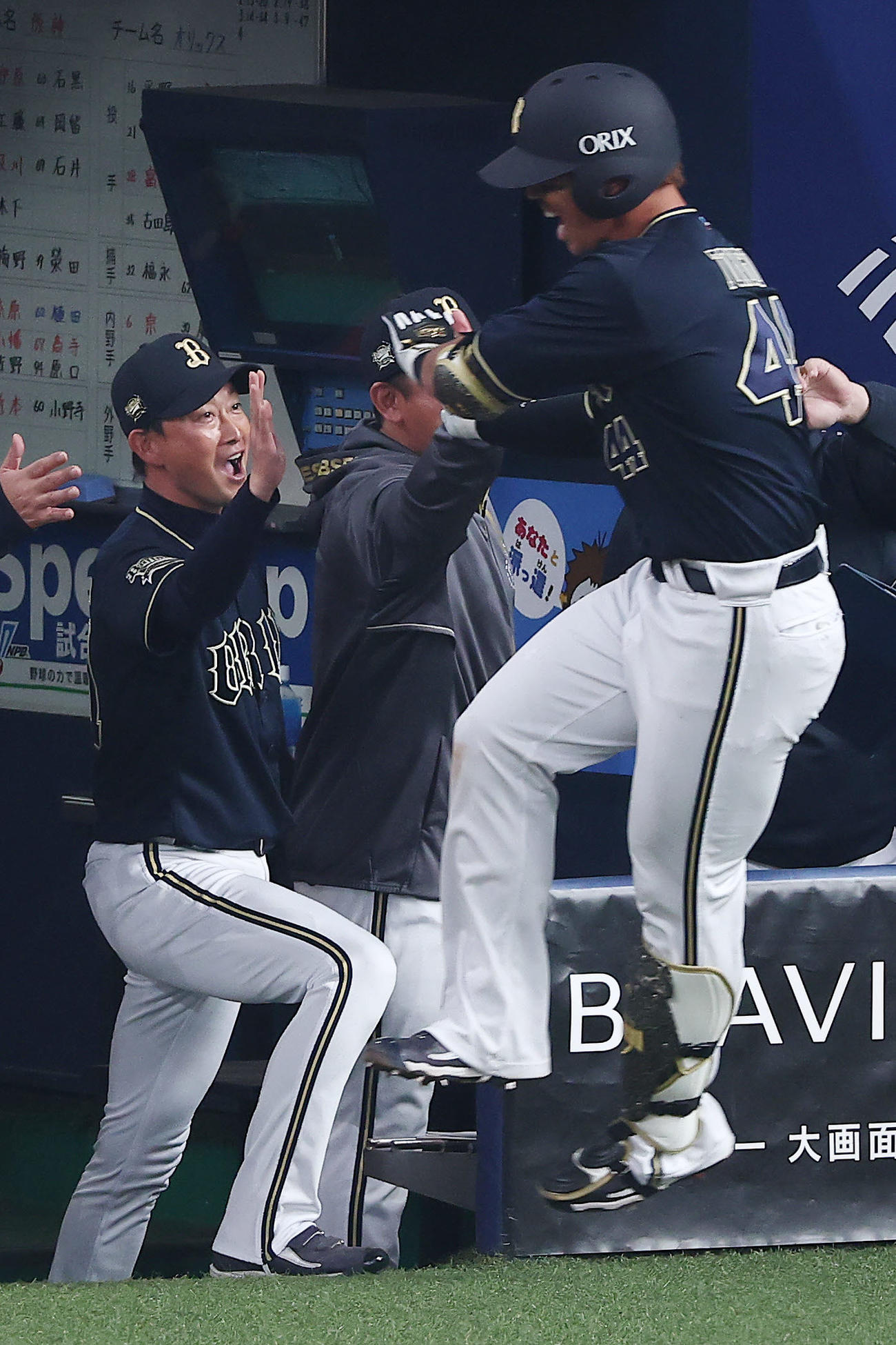 阪神対オリックス　4回表オリックス1死、勝ち越し本塁打を放った頓宮（右）を迎える岸田監督（撮影・前田充）