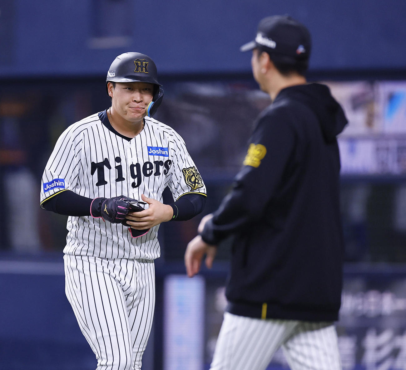オリックス対阪神　8回に同点の適時打を放ち、藤川監督（右）に声をかけられる阪神大山（撮影・藤尾明華）