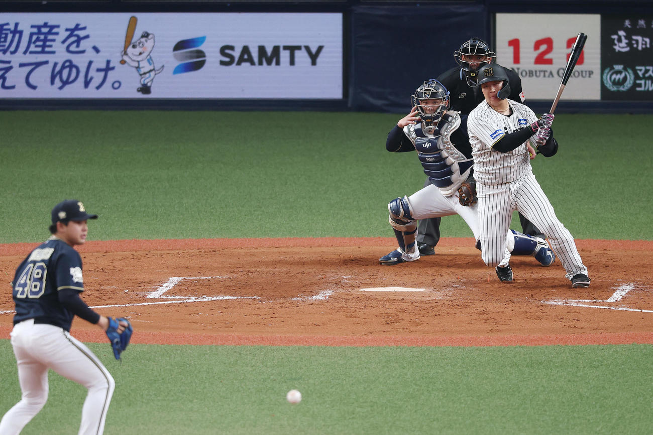 阪神対オリックス　8回裏阪神2死一、二塁、同点の中前適時打を放つ大山、投手東松（撮影・前田充）