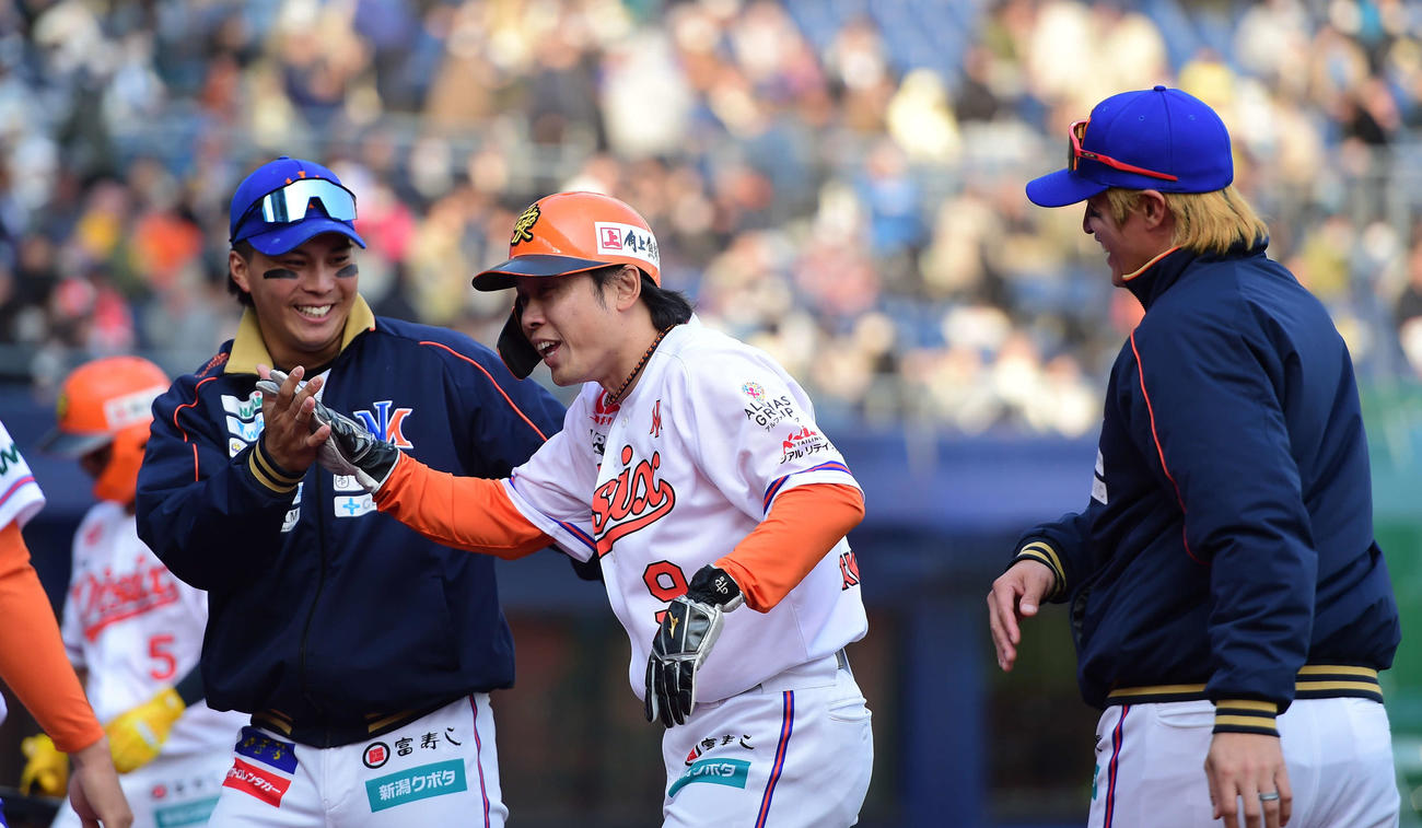 オイシックス対日本ハム　8回裏、勝ち越しの塁、右前適時打を放ち、ベンチ前で祝福を受けるオイシックス高山（中央）