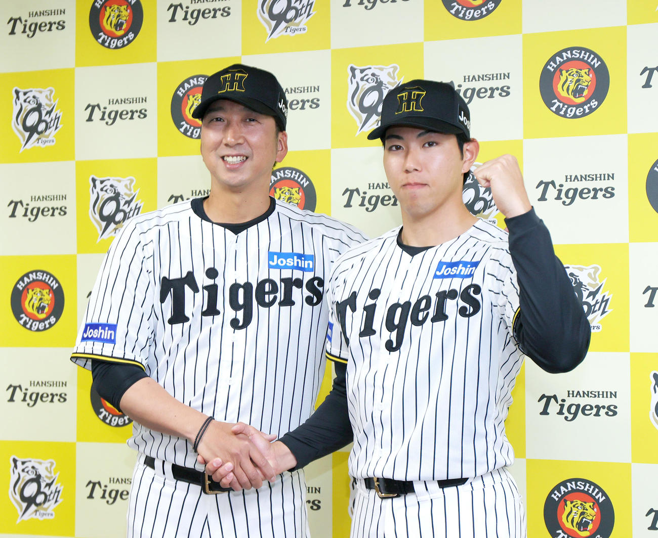 7日、支配下選手契約を結び藤川監督と握手をかわす工藤