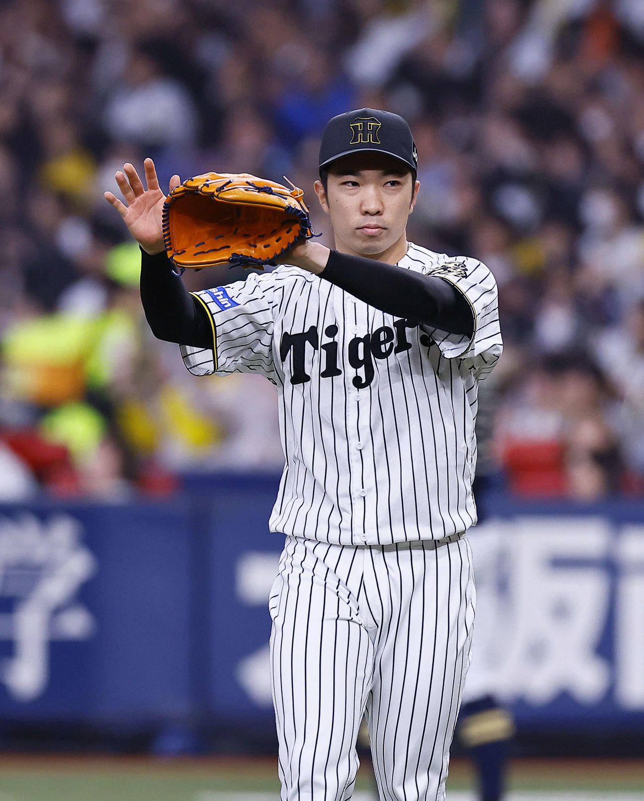 阪神対オリックス　9回表オリックス2死満塁、味方の好守にグラブをたたく石井（撮影・藤尾明華）