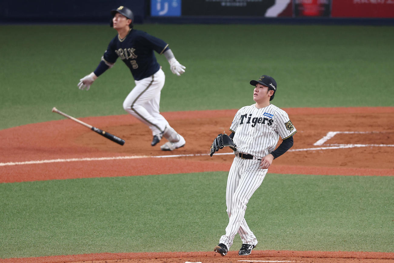 阪神対オリックス　3回表オリックス1死一、三塁、西野に同点犠飛を浴びる富田（撮影・前田充）