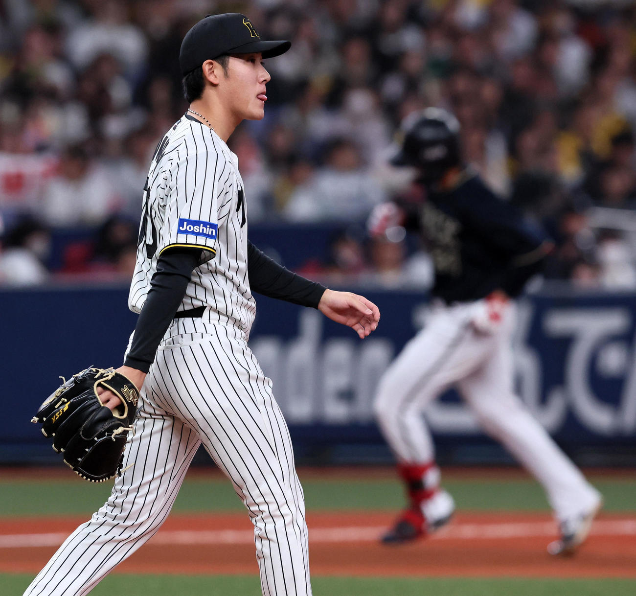 阪神対オリックス　1回表オリックス2死、富田は紅林に右越えソロ本塁打を浴びる（撮影・加藤哉）