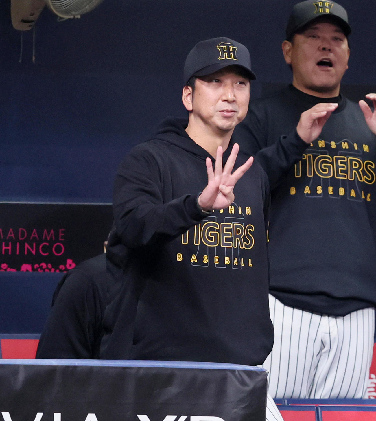 阪神対オリックス　9回表オリックス1死二塁、打者中川に申告敬遠を告げる藤川監督（撮影・加藤哉）