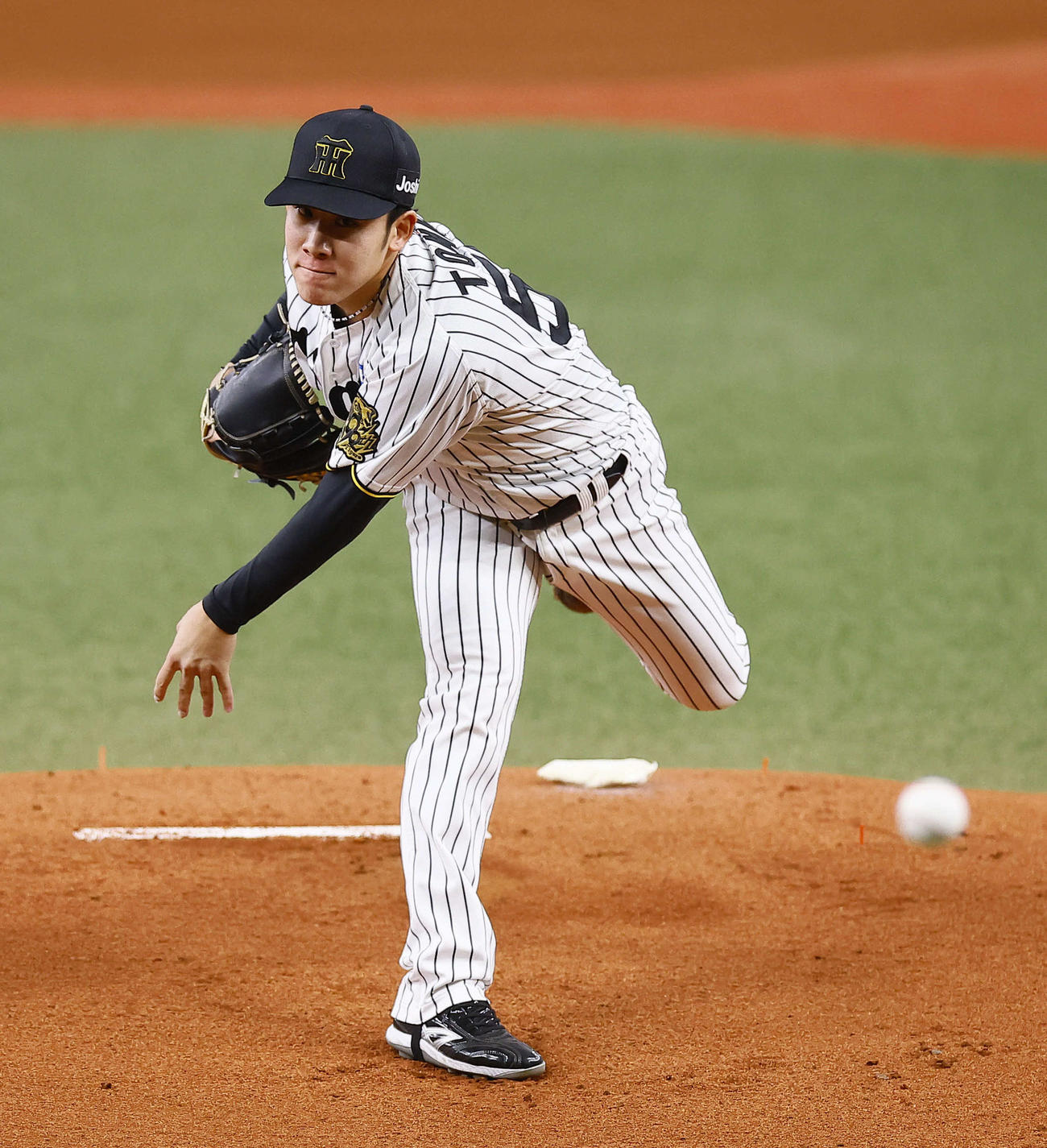 阪神対オリックス　力投する阪神先発の富田（撮影・藤尾明華）