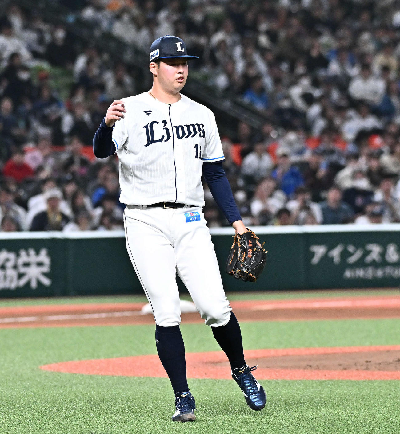 西武対DeNA 2回表DeNA2死一塁、松尾を三ゴロに打ち取り気合の入った表情の渡辺（撮影・滝沢徹郎）