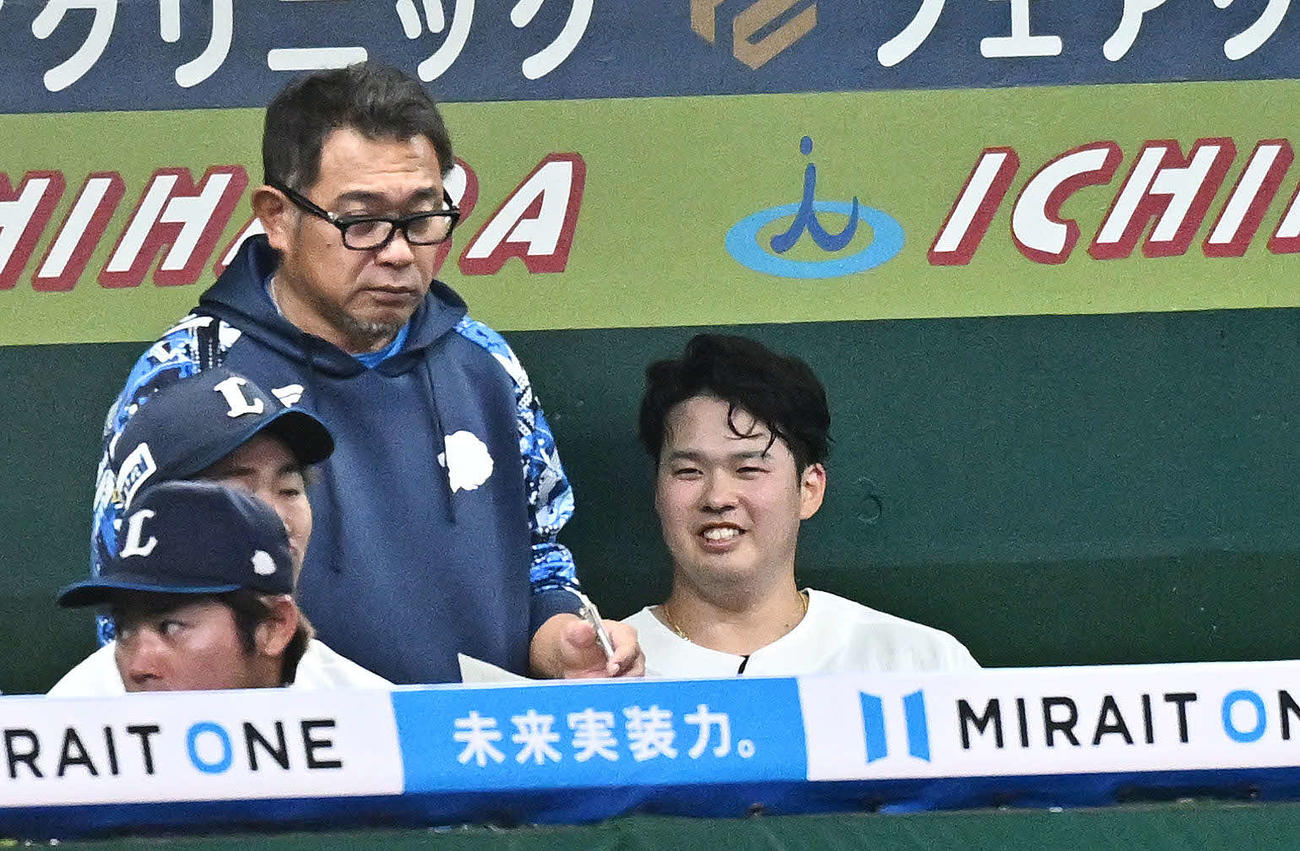 西武対DeNA 3回表を投げ終えた西武先発の渡辺（右）はベンチに戻り笑顔を見せる（撮影・滝沢徹郎）