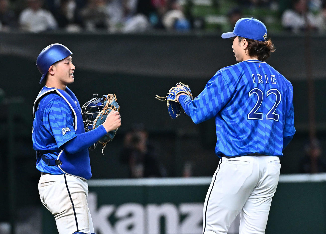 西武対DeNA 9回裏、DeNA6番手で登板し試合を締めた入江（右）は松尾とタッチをかわす（撮影・滝沢徹郎）
