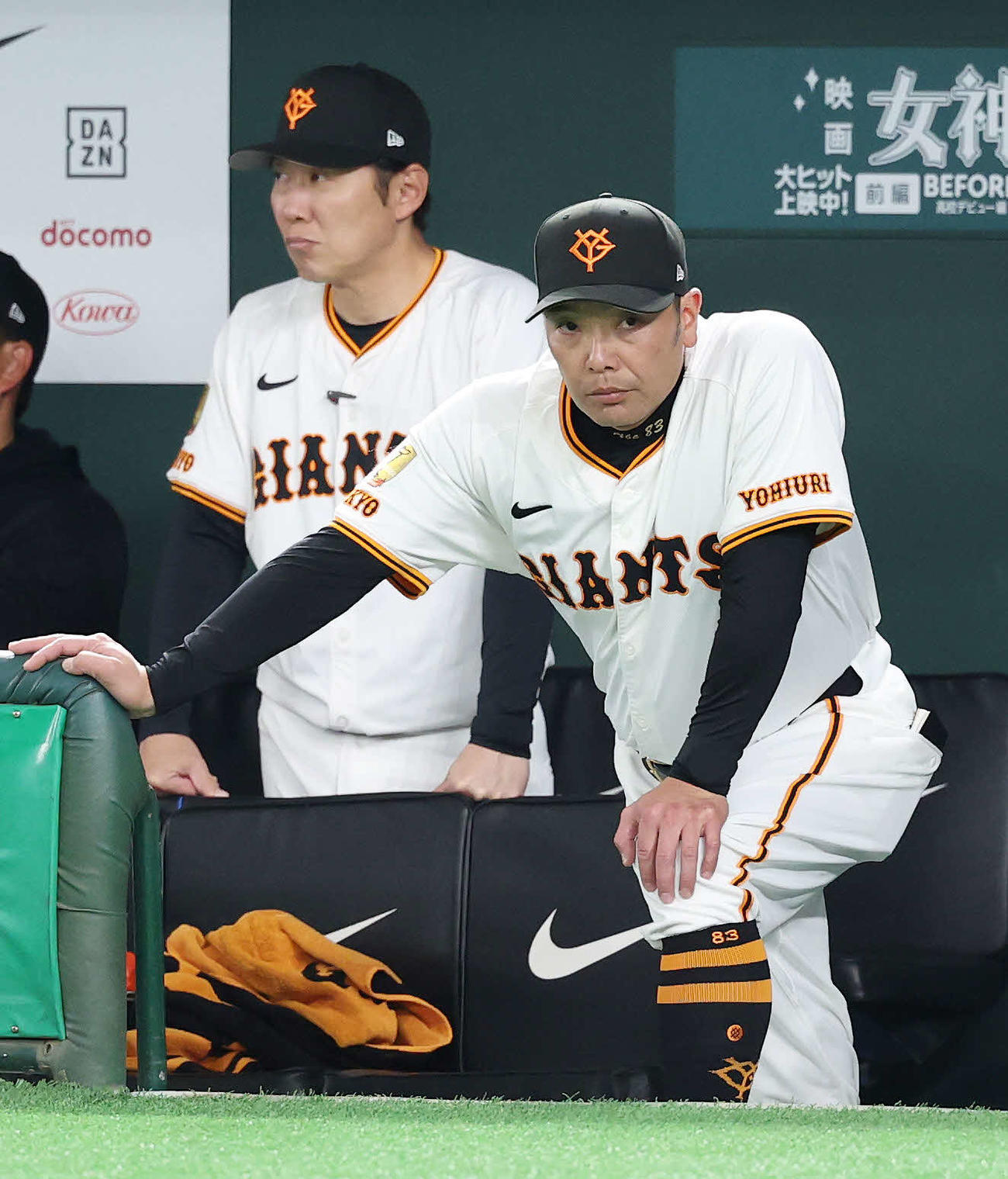 巨人対ロッテ　9回裏、戦況を見つめる巨人阿部監督（撮影・鈴木正人）　