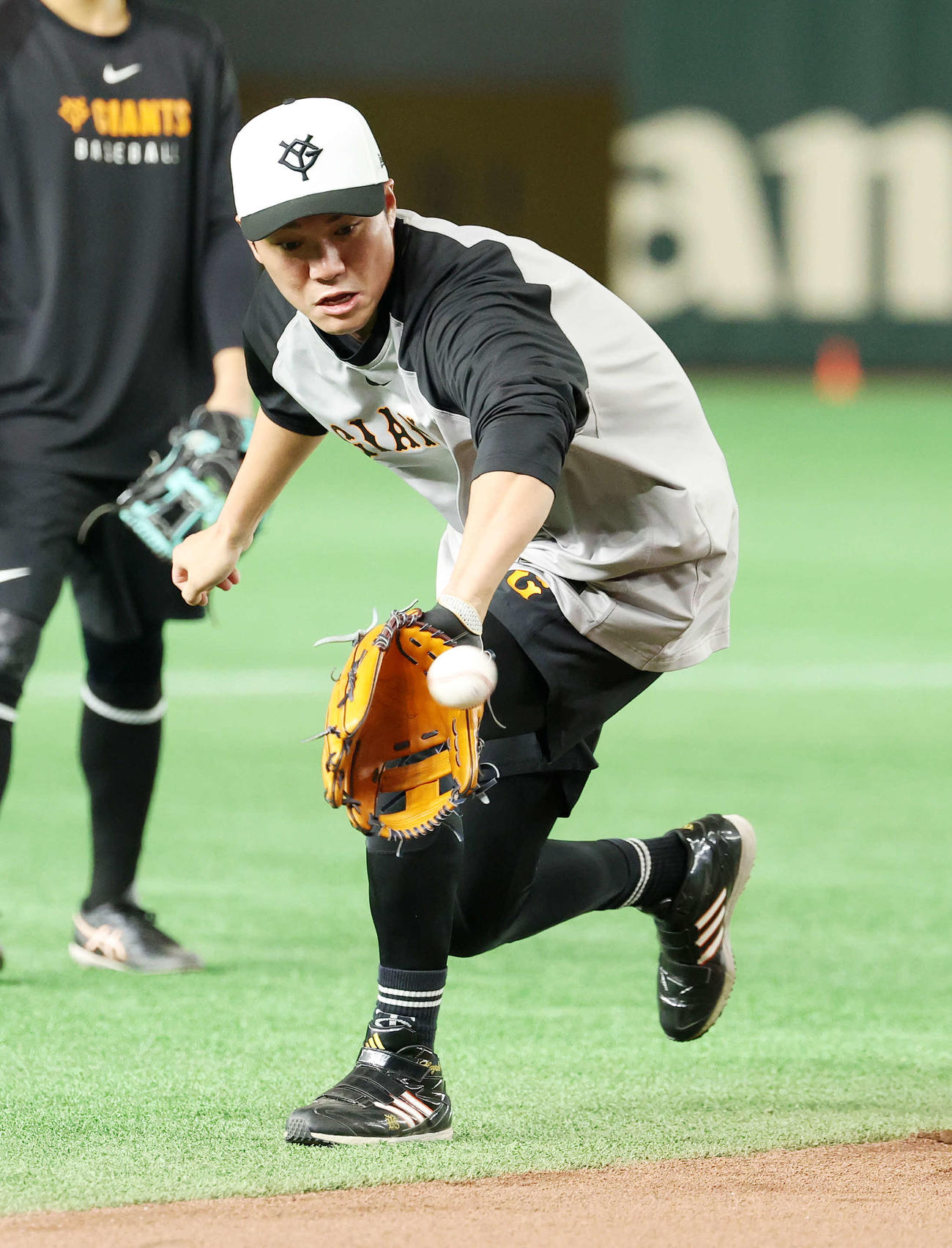 巨人対ロッテ　ノックを受ける巨人坂本（撮影・鈴木正人）　