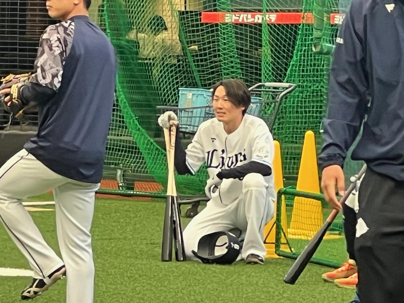 23日の試合前練習に姿を見せた西武源田（撮影・金子真仁）
