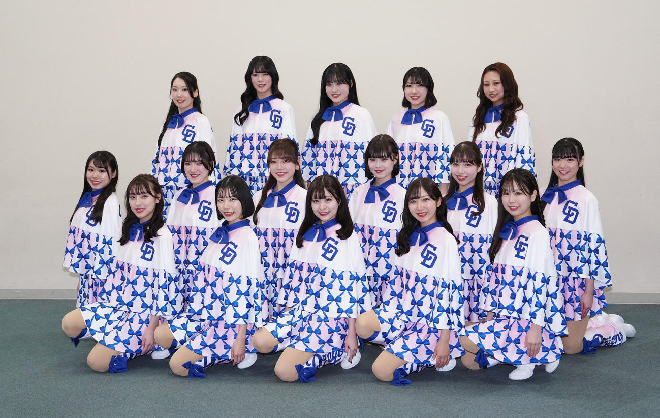 中日対楽天　試合前、お披露目されたチアドラゴンズ2025メンバー（前列・左から）RIKO、NAGISA、MIZUKI、MIRAI、SAYA（中列・左から）SAAYA、YUKA、MEI、HARU、MAI、AZU（後列・左から）YUME、KAEDE、MIHARU、AYANO、SHIORI（撮影・森本幸一）