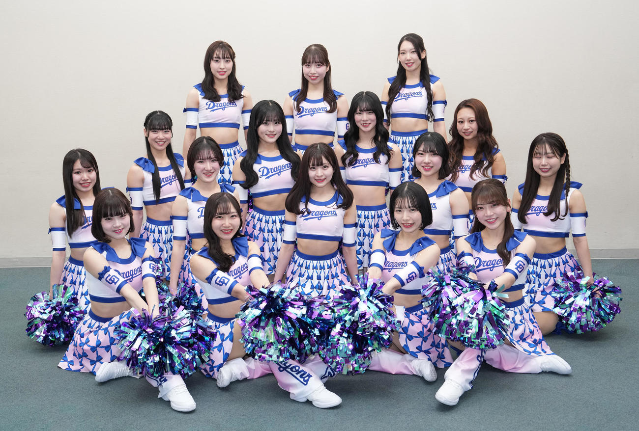 中日対楽天　試合前、お披露目されたチアドラゴンズ2025メンバー（前から1列目・左から）HARU、MIRAI、NAGISA、MEI（前から2列目・左から）SAAYA、YUKA、MIZUKI、AYANO、SAYA（前から3列目・左から）AZU、MIHARU、KAEDE、SHIORI（後列・左から）RIKO、MAI、YUME（撮影・森本幸一）