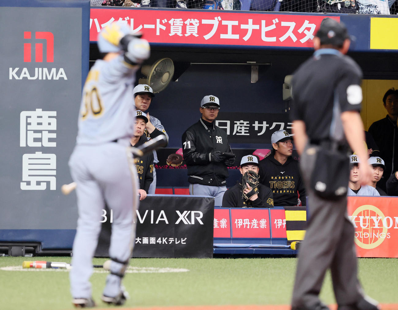 オリックス対阪神　2回表阪神2死一、二塁、門別は空振りし2ストライクだが三振したと思ったのかベンチへ向かい始める。ベンチのナインも？？（撮影・加藤哉）