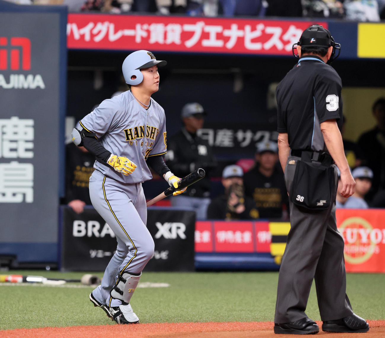 オリックス対阪神　2回表阪神2死一、二塁、慌てて打席へ戻る門別（撮影・加藤哉）