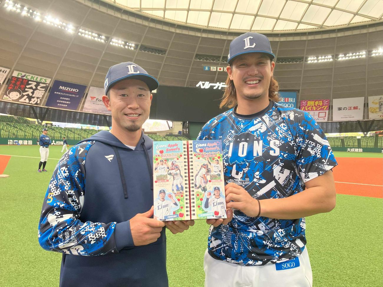 西武外崎（左）と高橋の各実家が営むりんご園の菓子が販売される（写真は球団提供）