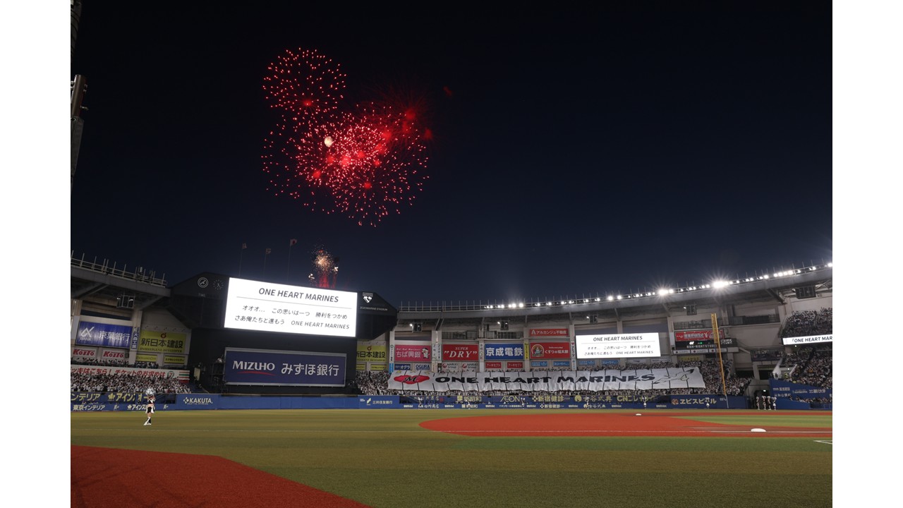 ホーム開幕戦4月1日のオリックス戦でライトスタンドにてビッグフラッグを掲出する（球団提供）