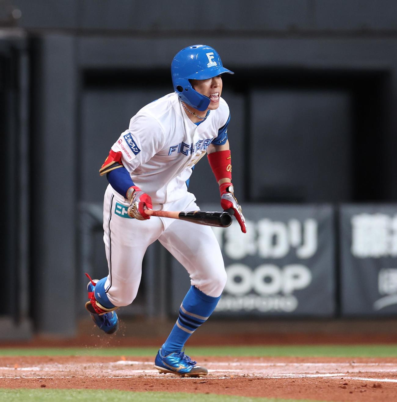 日本ハム対ヤクルト　2回裏日本ハム2死一、二塁、右前適時打を放つ五十幡（撮影・黒川智章）
