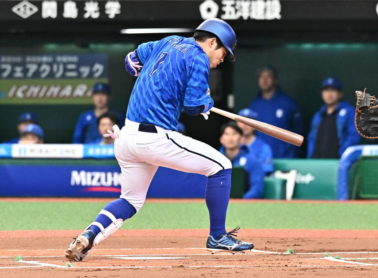 西武対DeNA 1回表DeNA無死、死球を受ける桑原（撮影・滝沢徹郎）