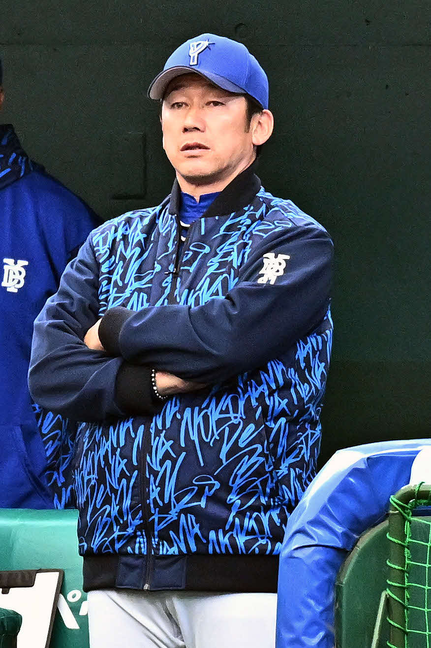 西武対DeNA 1回表DeNA無死、桑原が死球を受け心配そうな表情で見守る三浦監督（撮影・滝沢徹郎）